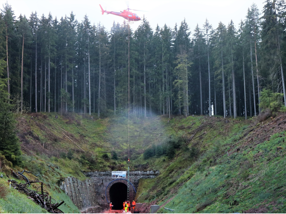 BREISGAU S-BAHNIm Projekten wurden neue Ober­leitungs­masten teilweise per Hub­schrauber eingeflogen. Notwendig aufgrund der schlechten Erreichbarkeit des Arbeits­bereichs. Ein Mast ist zwischen sechs bis acht Meter lang und wiegt bis zu 800kg.
