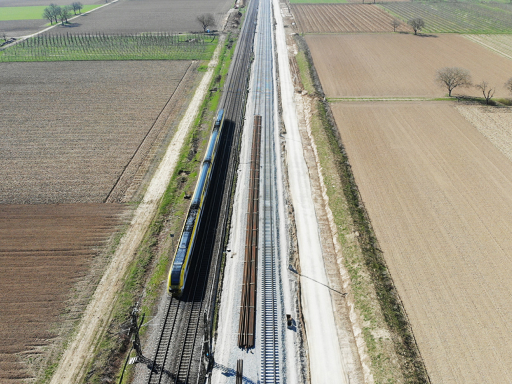 PfA 9.0 MÜLLHEIM – AUGGEN Neubau von Gleisen und Trassentausch im 6 Kilometer langen Plan­feststellungs­abschnitt mit 250 km/h Höchst­geschwindig­keit auf der Neu­bau­strecke. Geplante Inbetrieb­nahme 2025.